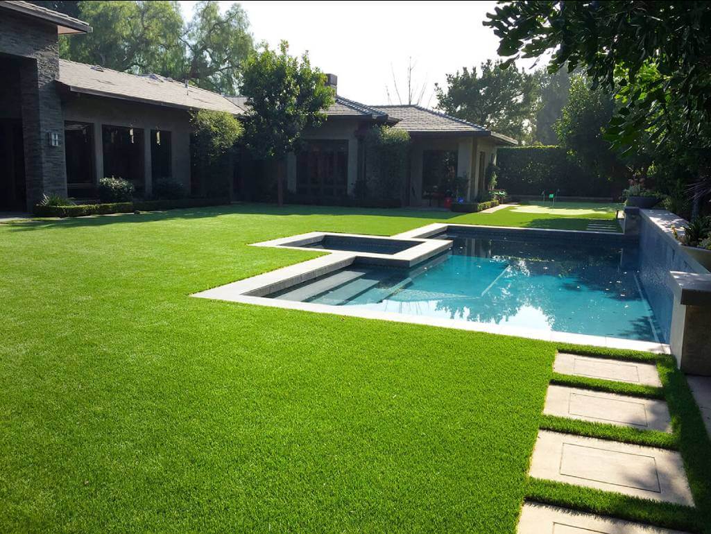 artificial-turf-on-a-backyard-of-a-big-residential-house